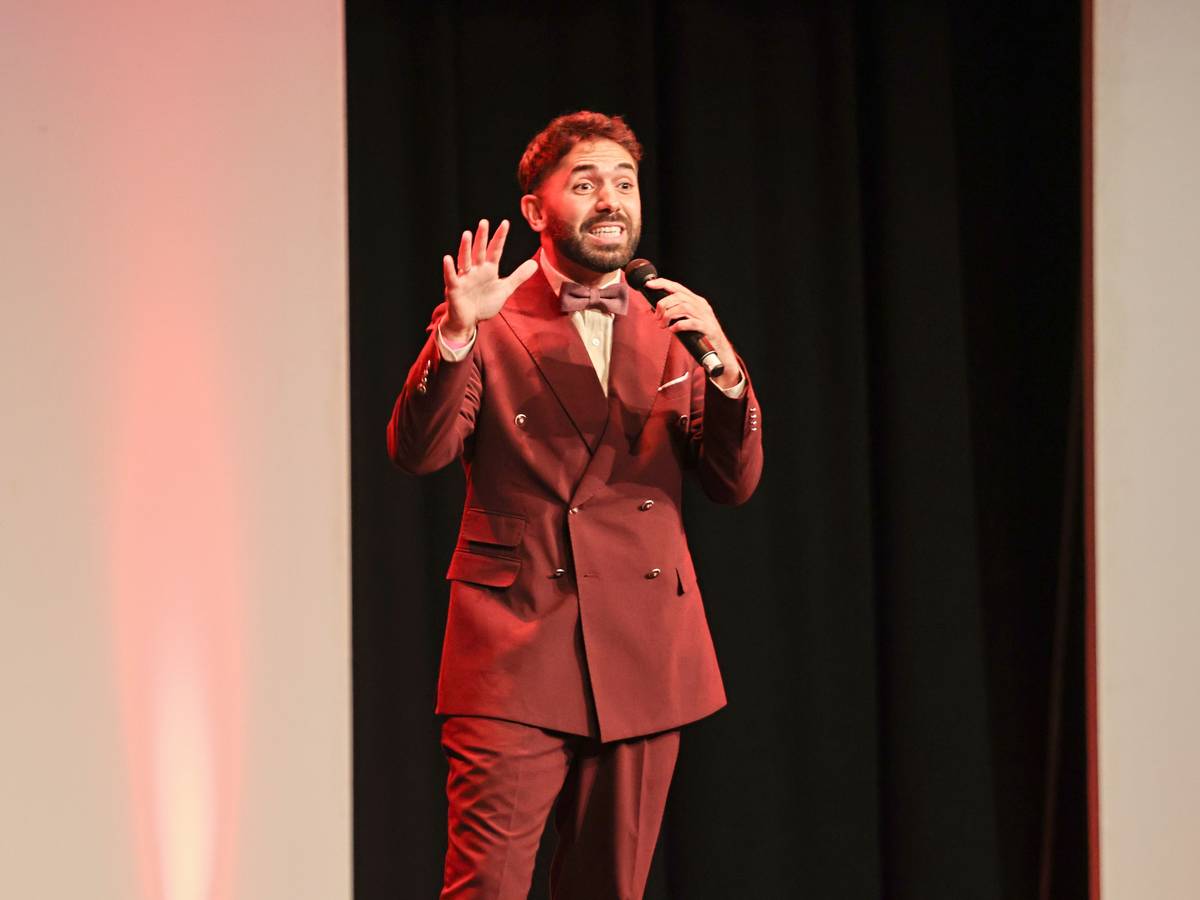 Redner Khalid Bounuoar steht auf der Bühne.