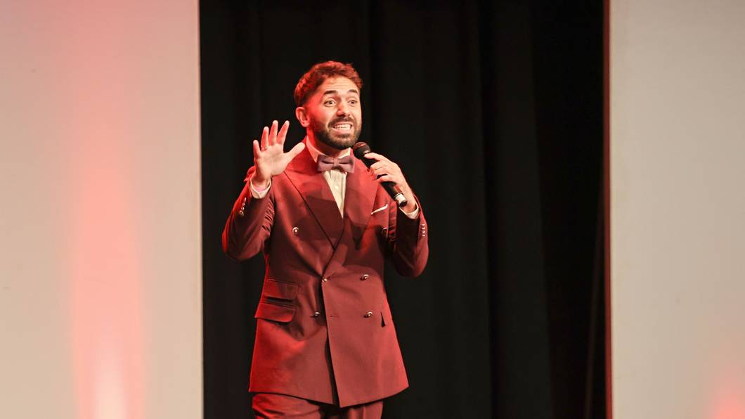 Redner Khalid Bounuoar steht auf der Bühne.