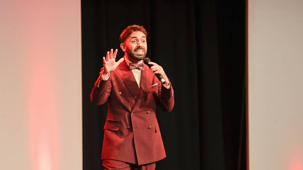 Redner Khalid Bounuoar steht auf der Bühne.