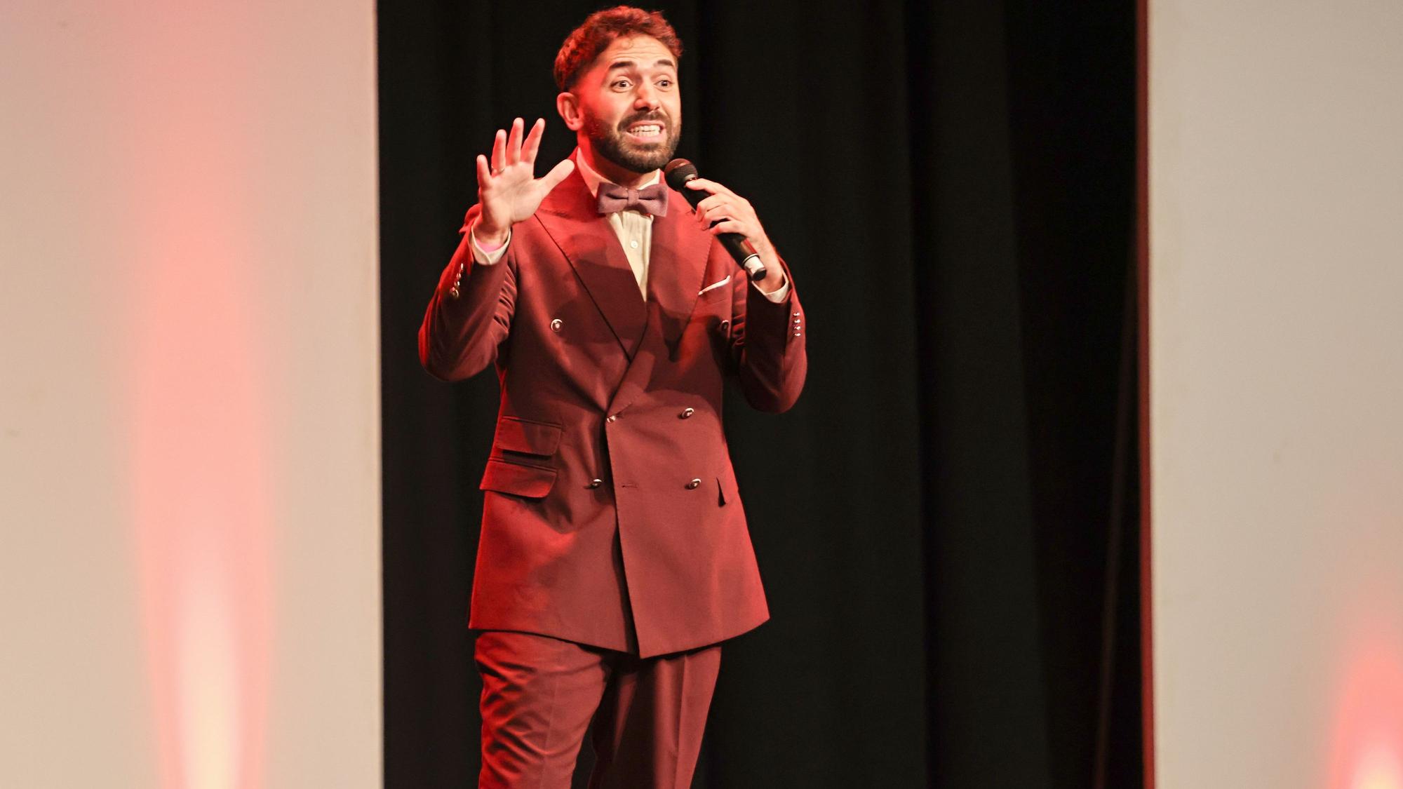Redner Khalid Bounuoar steht auf der Bühne.