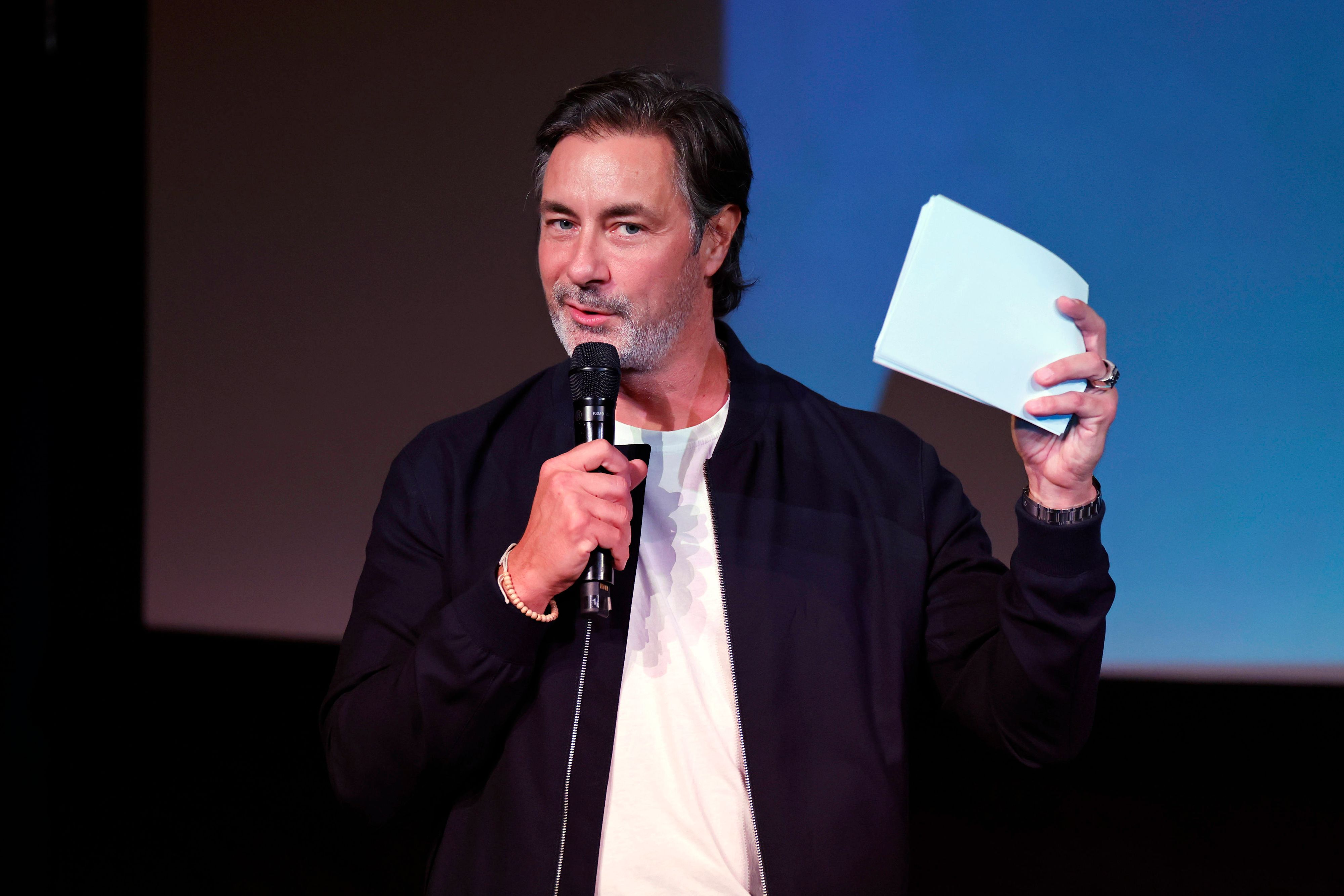 Marco Schreyl mit Mikrofon und Papieren