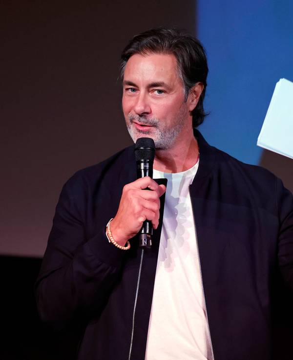 Marco Schreyl mit Mikrofon und Papieren