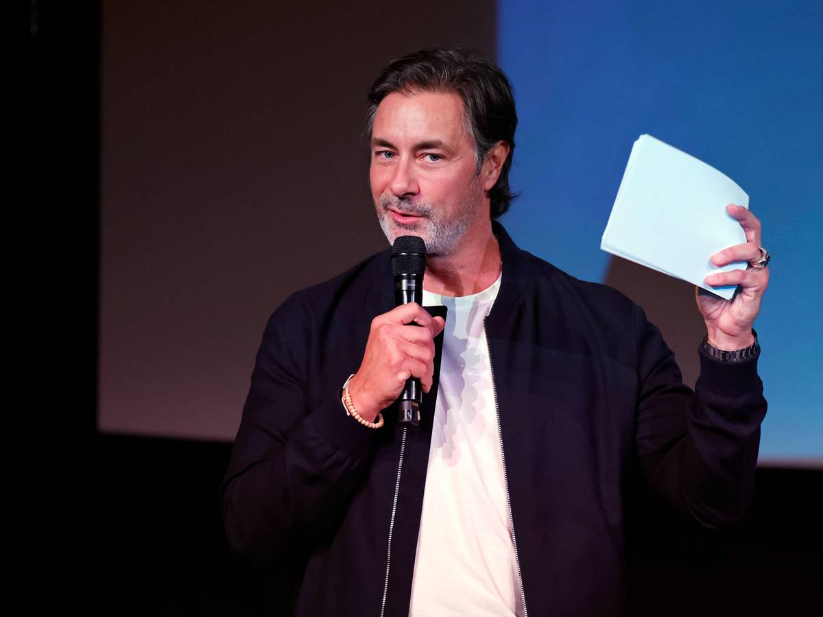 Marco Schreyl mit Mikrofon und Papieren