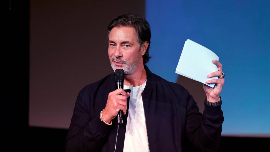Marco Schreyl mit Mikrofon und Papieren