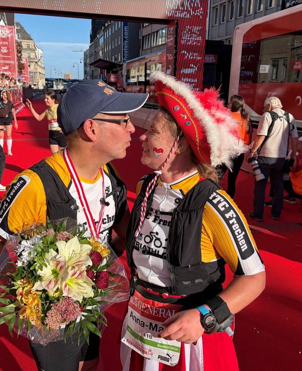 Die Teilnehmerin Anna-Maria Bauer macht nach dem Köln-Marathon 2026 ihrem Freund Thomas Junk einen Hochzeitsantrag.