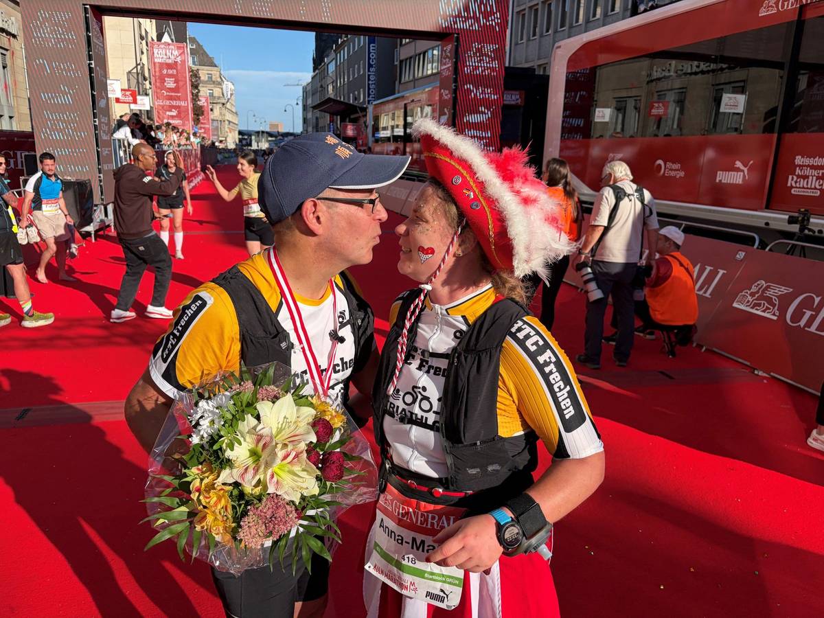 Die Teilnehmerin Anna-Maria Bauer macht nach dem Köln-Marathon 2026 ihrem Freund Thomas Junk einen Hochzeitsantrag.