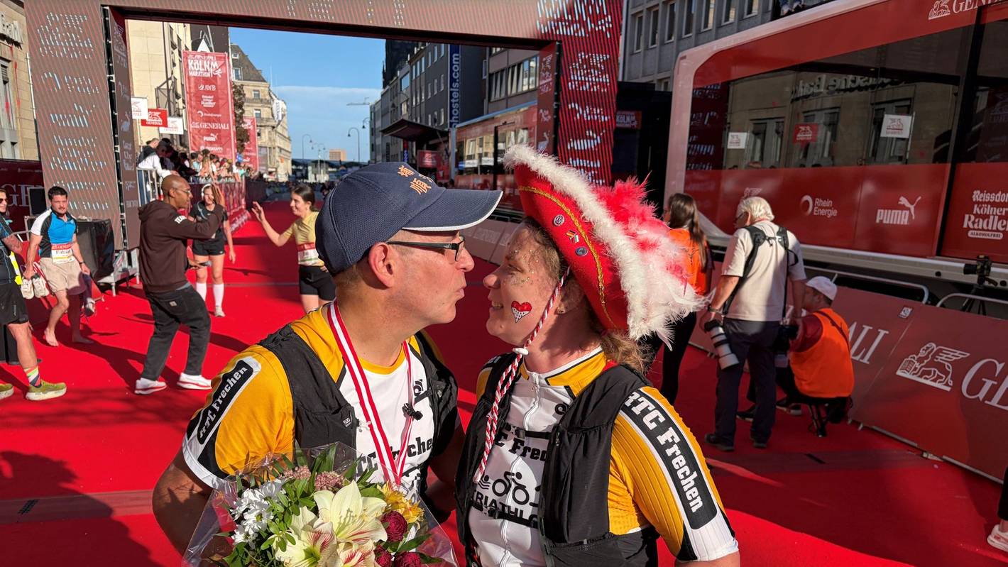 Die Teilnehmerin Anna-Maria Bauer macht nach dem Köln-Marathon 2026 ihrem Freund Thomas Junk einen Hochzeitsantrag.