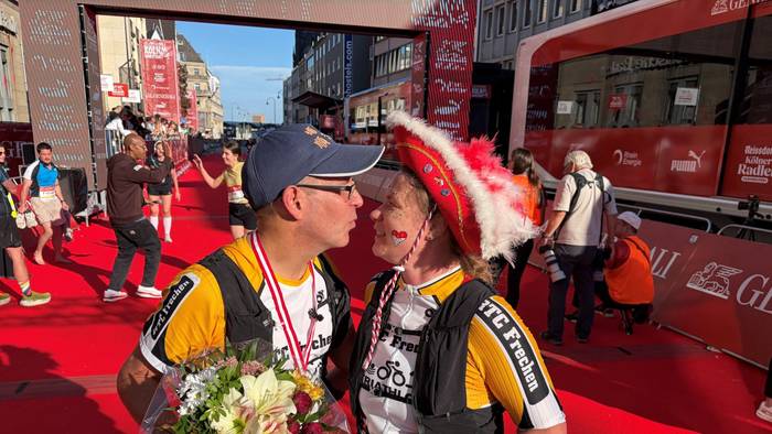 Die Teilnehmerin Anna-Maria Bauer macht nach dem Köln-Marathon 2026 ihrem Freund Thomas Junk einen Hochzeitsantrag.
