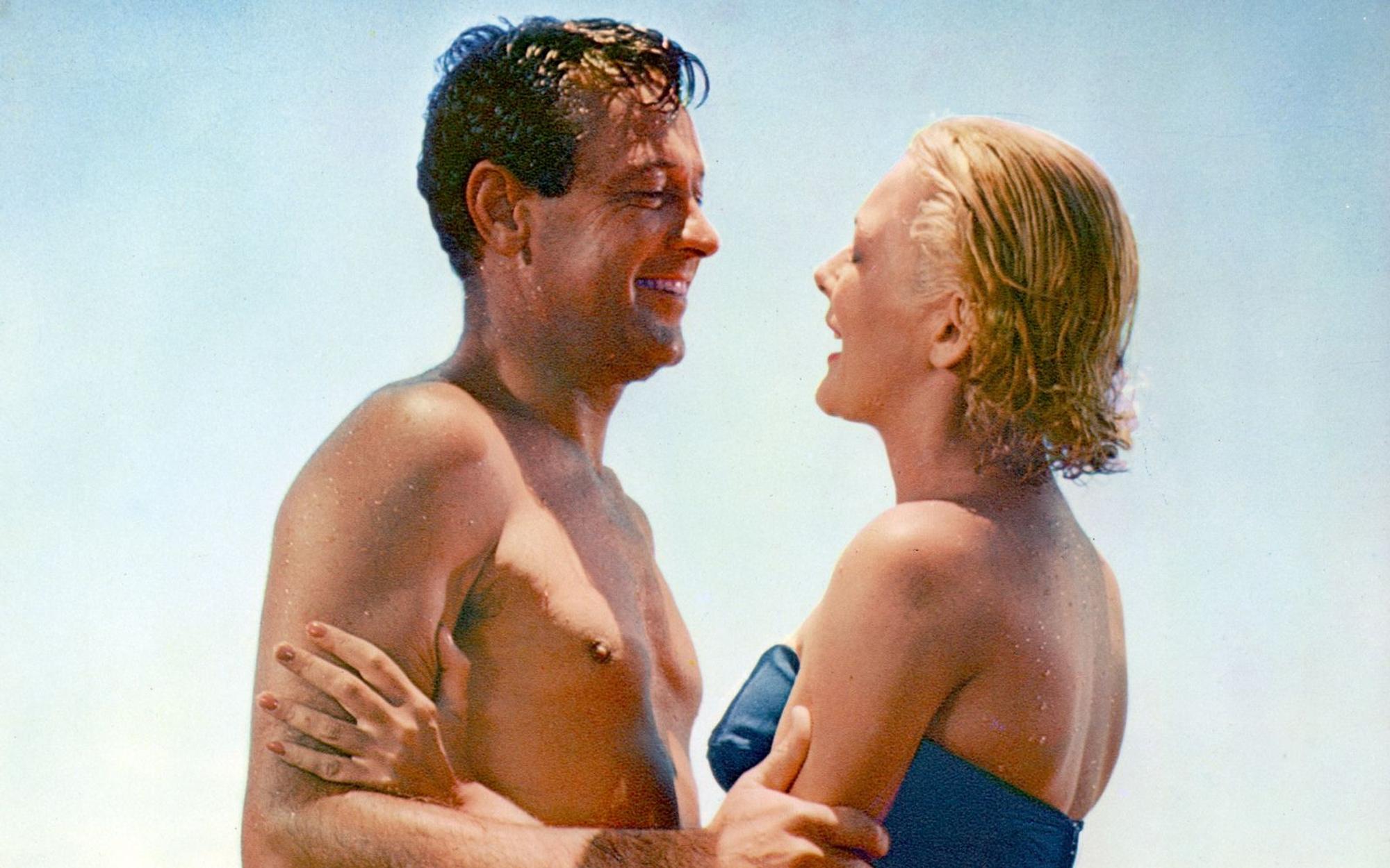 Liebe am Kwai: Commander Shears (William Holden) flieht aus dem Gefangenenlager und vergnügt sich alsbald mit einer Krankenschwester (Anne Sears). (Bild: Sony)