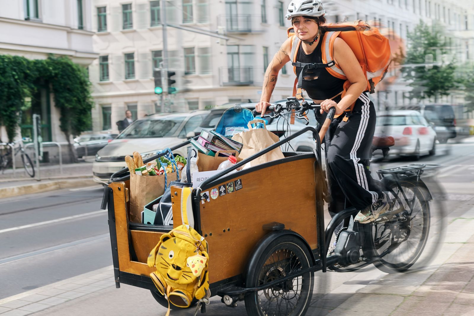 Luisa und ihre Familie sind auf staatliche Hilfe angewiesen. Zwischendurch arbeitet sie auf dem Fahrrad, um finanziell über die Runden zu kommen. (Bild: ZDF/ Sarah Storch)