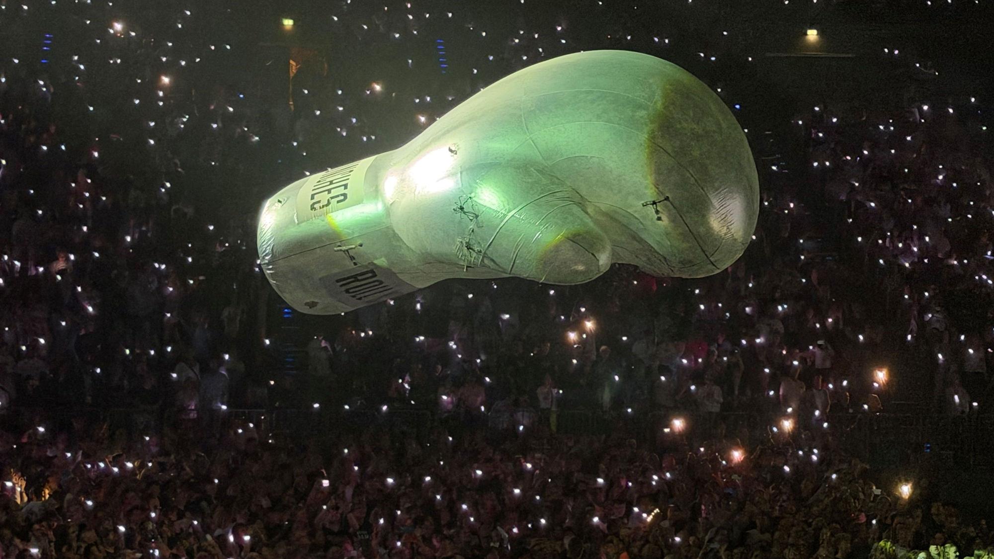 Ein Boxhandschuh fliegt beim Bryan-Adams-Konzert durch die Halle.