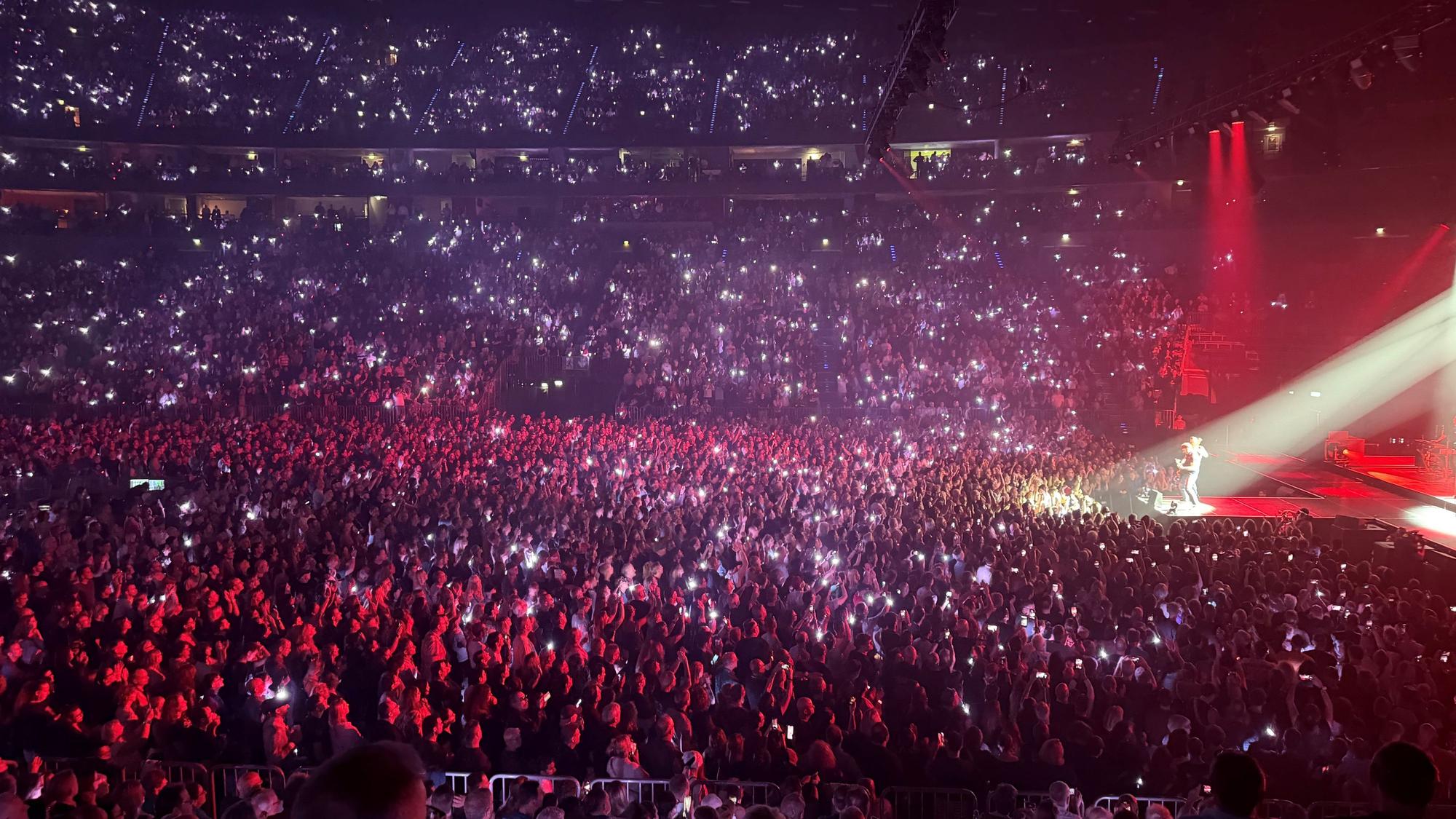 Blick in die Lanxess-Arena beim Konzert von Bryan Adams.