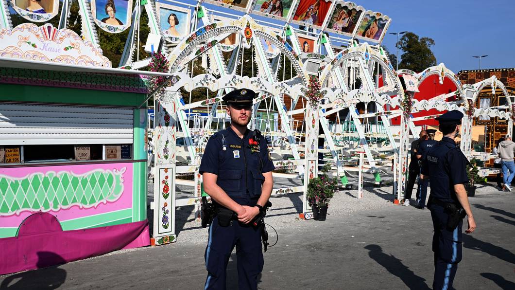 Der Betrieb der Schiffsschaukel auf dem Münchner Oktoberfest wurde nach einem Unfall gestoppt.