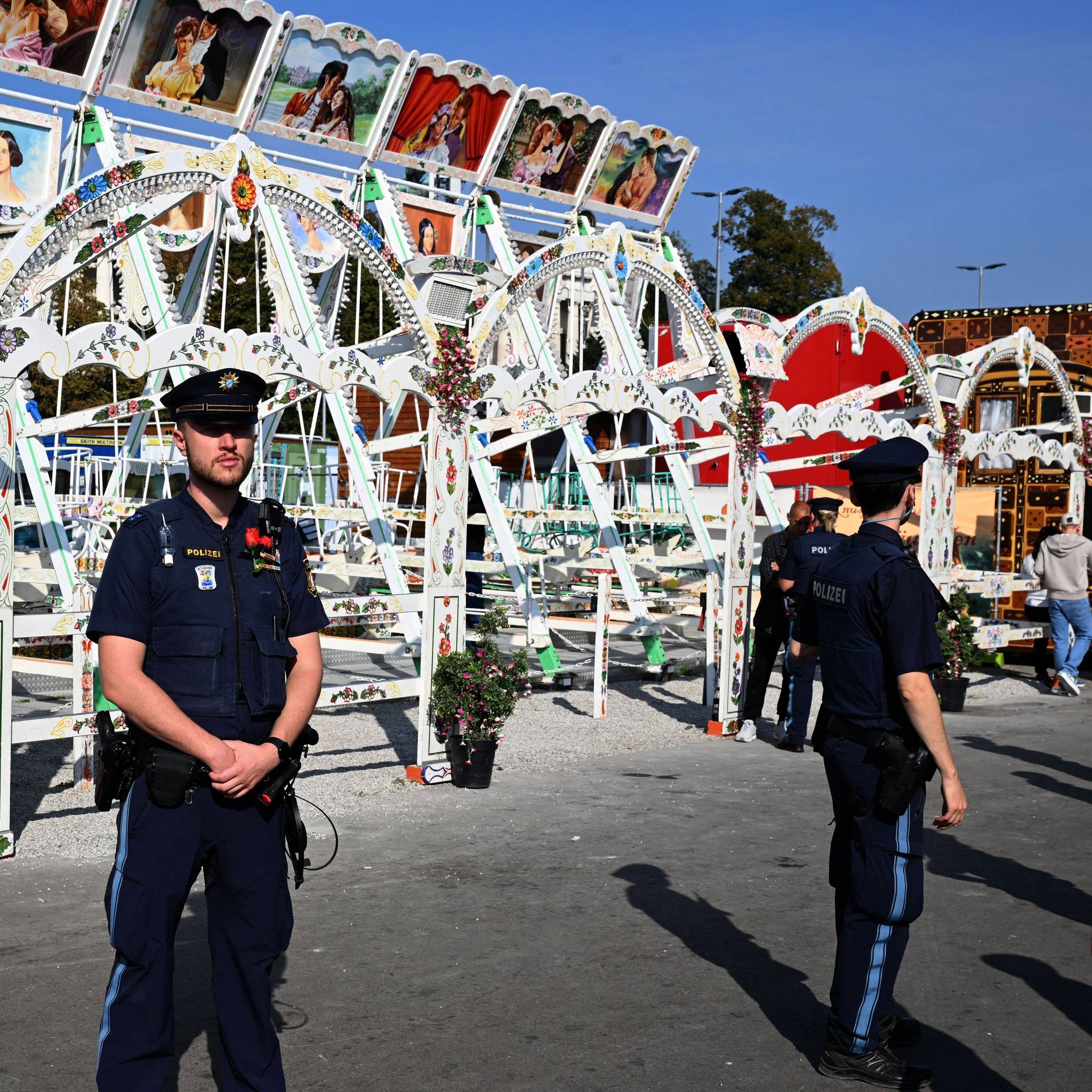 Der Betrieb der Schiffsschaukel auf dem Münchner Oktoberfest wurde nach einem Unfall gestoppt.