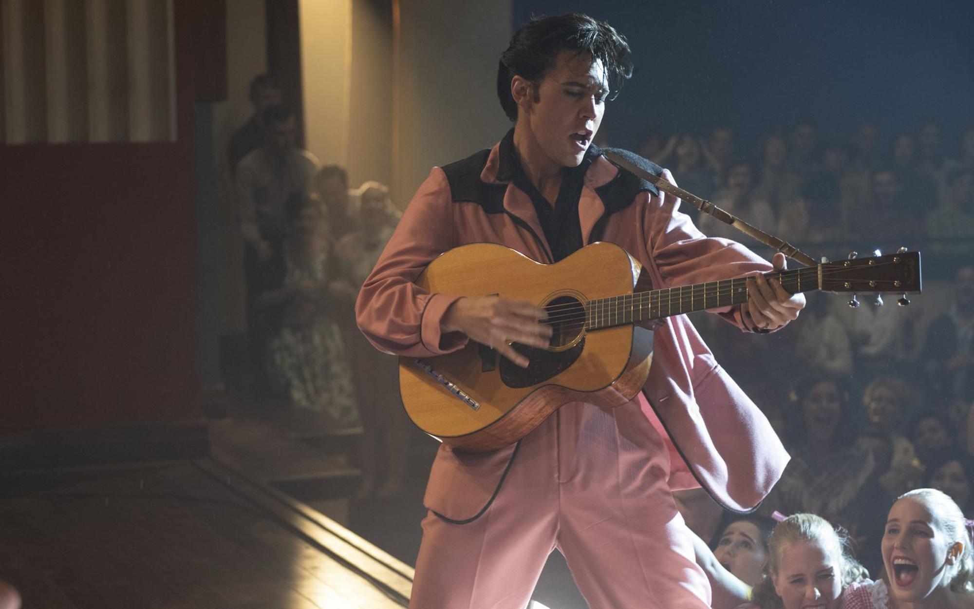 Ein Hochglanz-Biopic über den „King of Rock'n'Roll“ mit Austin Butler (Bild) als Hauptdarsteller: Priscilla Presley, die frühere Ehefrau von Elvis, beurteilte seine Leistung in „Elvis“ (2022)als „herausragend“. (Bild: 2022 Warner Bros. Entertainment Inc.)