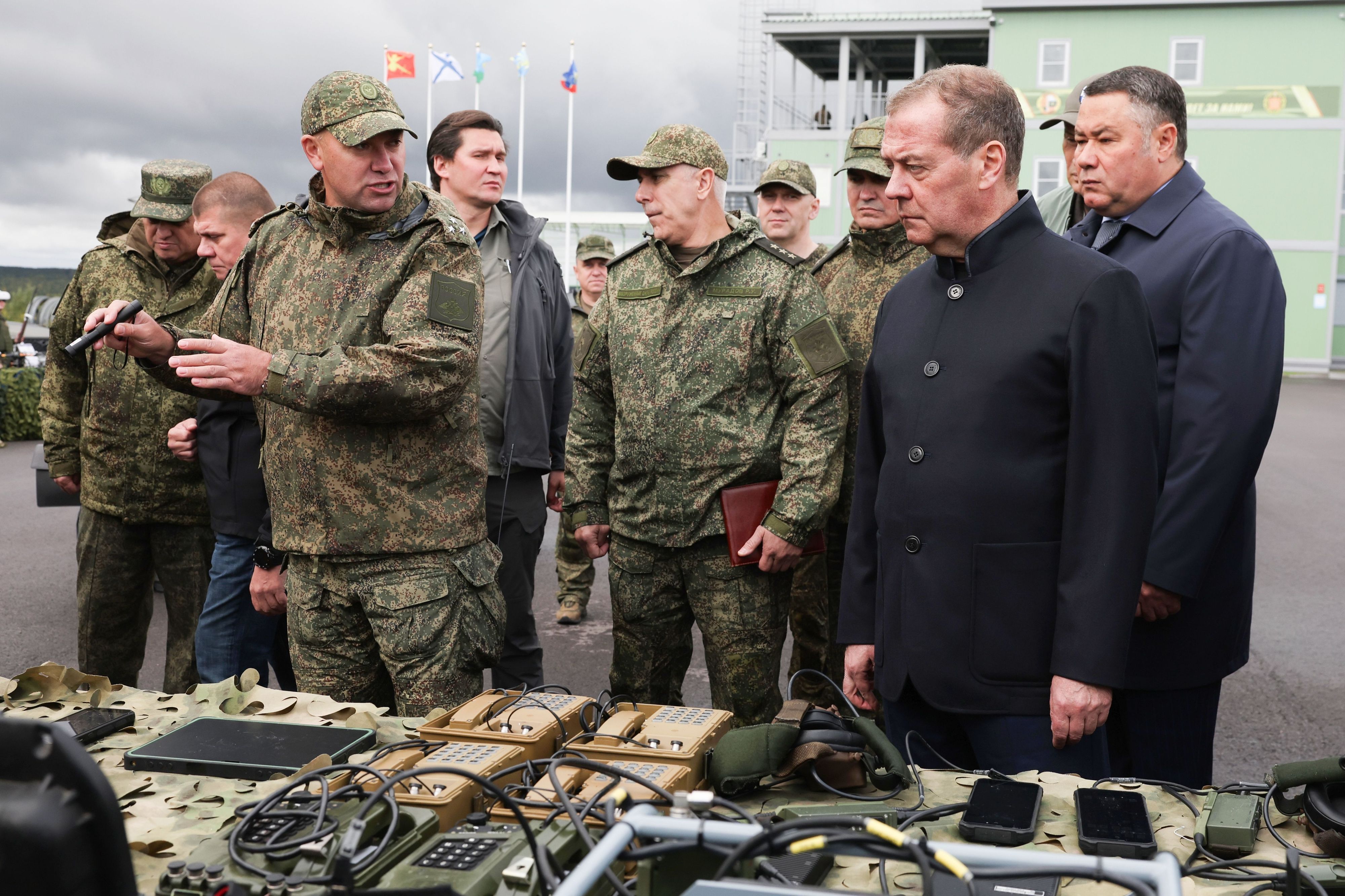 Der stellvertretende Vorsitzende des russischen Sicherheitsrates und Vorsitzende der Partei „Geeintes Russland“, Dmitri Medwedew (2.v.r), besucht eine Ausstellung im Nordwestlichen Föderationskreis Russlands.