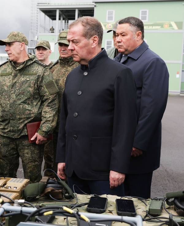 Der stellvertretende Vorsitzende des russischen Sicherheitsrates und Vorsitzende der Partei „Geeintes Russland“, Dmitri Medwedew (2.v.r), besucht eine Ausstellung im Nordwestlichen Föderationskreis Russlands.