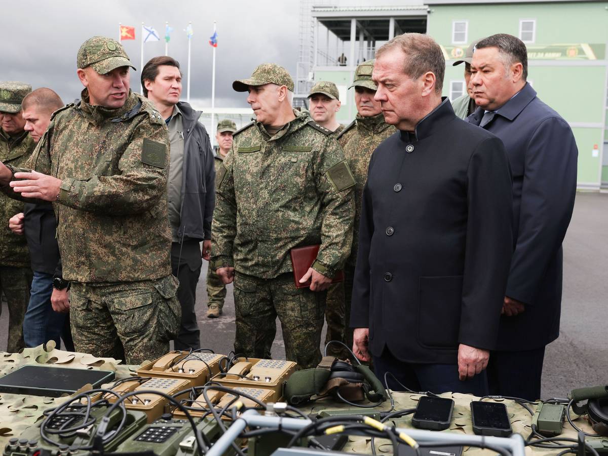 Der stellvertretende Vorsitzende des russischen Sicherheitsrates und Vorsitzende der Partei „Geeintes Russland“, Dmitri Medwedew (2.v.r), besucht eine Ausstellung im Nordwestlichen Föderationskreis Russlands.