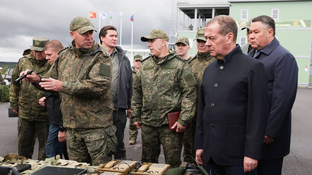 Der stellvertretende Vorsitzende des russischen Sicherheitsrates und Vorsitzende der Partei „Geeintes Russland“, Dmitri Medwedew (2.v.r), besucht eine Ausstellung im Nordwestlichen Föderationskreis Russlands.