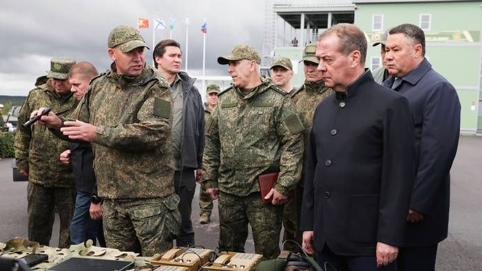 Der stellvertretende Vorsitzende des russischen Sicherheitsrates und Vorsitzende der Partei „Geeintes Russland“, Dmitri Medwedew (2.v.r), besucht eine Ausstellung im Nordwestlichen Föderationskreis Russlands.