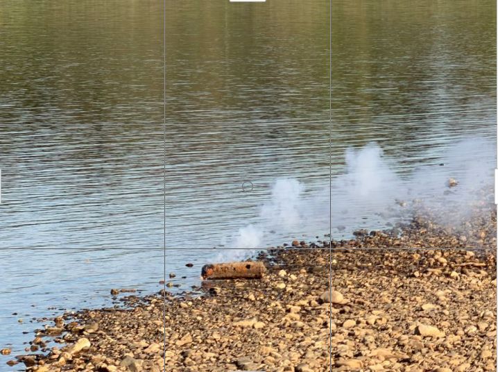 Brennende Phosphor-Brandbombe am Rheinufer in Neuss. Feuerwehr Neuss