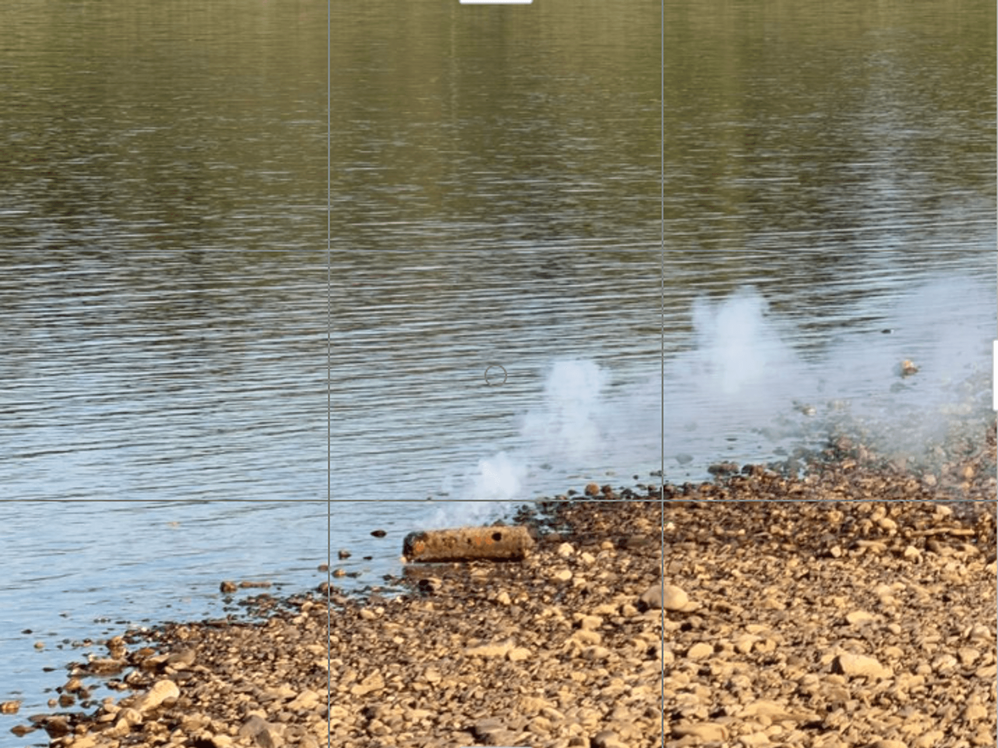 Brennende Phosphor-Brandbombe am Rheinufer in Neuss. Feuerwehr Neuss