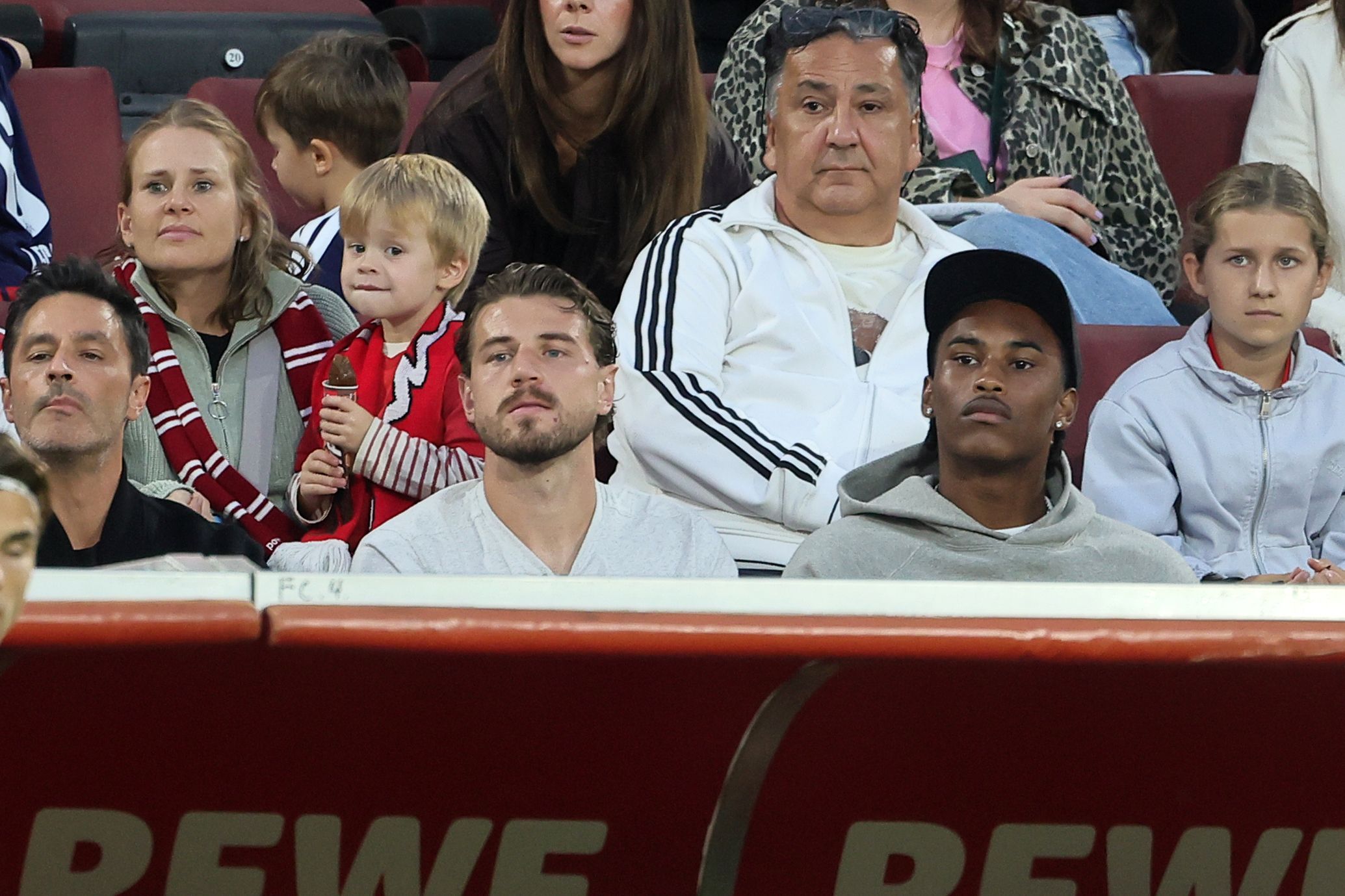 Imad Rondic (l.) und Reigan Heskey sitzen auf der Tribüne