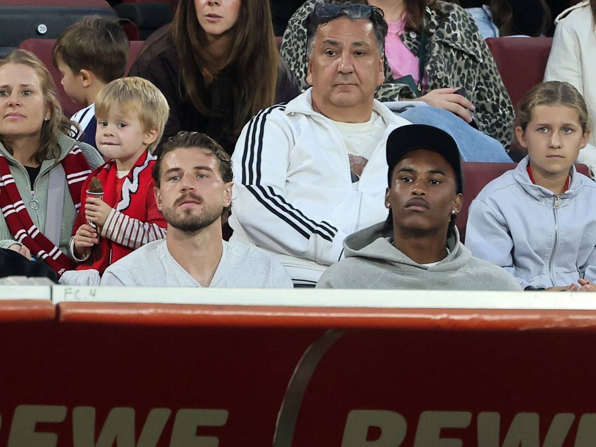 Imad Rondic (l.) und Reigan Heskey sitzen auf der Tribüne
