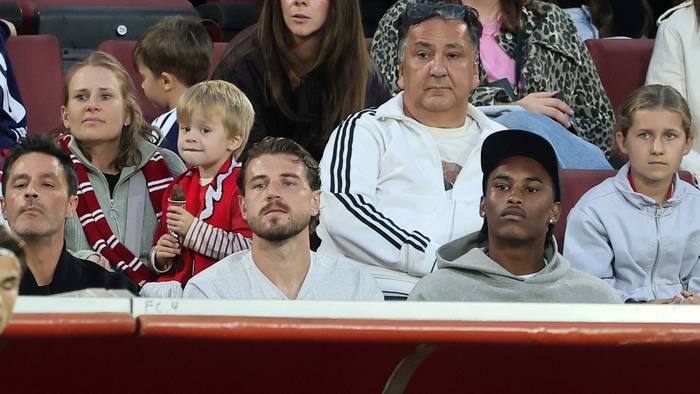 Imad Rondic (l.) und Reigan Heskey sitzen auf der Tribüne