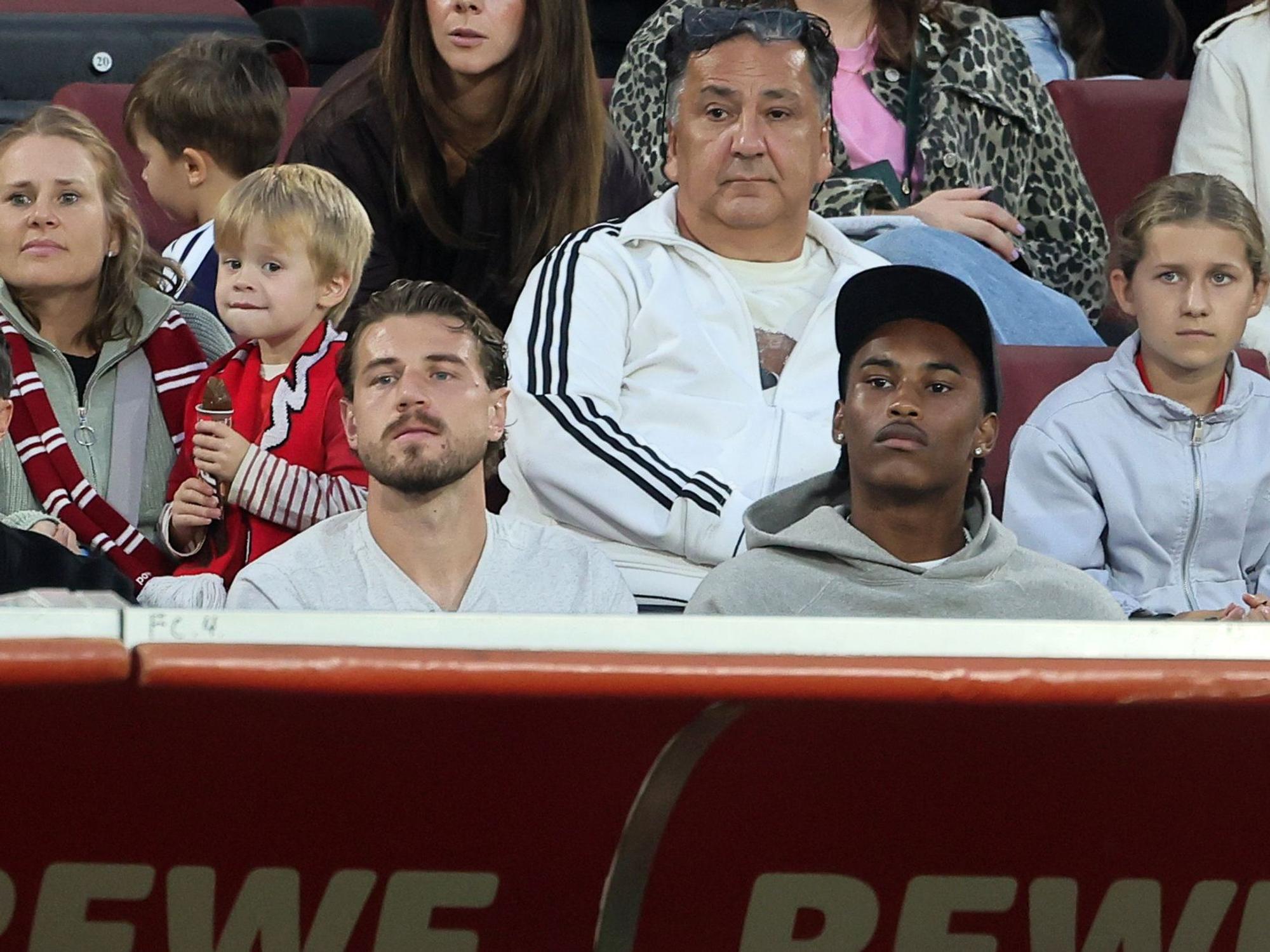 Imad Rondic (l.) und Reigan Heskey sitzen auf der Tribüne