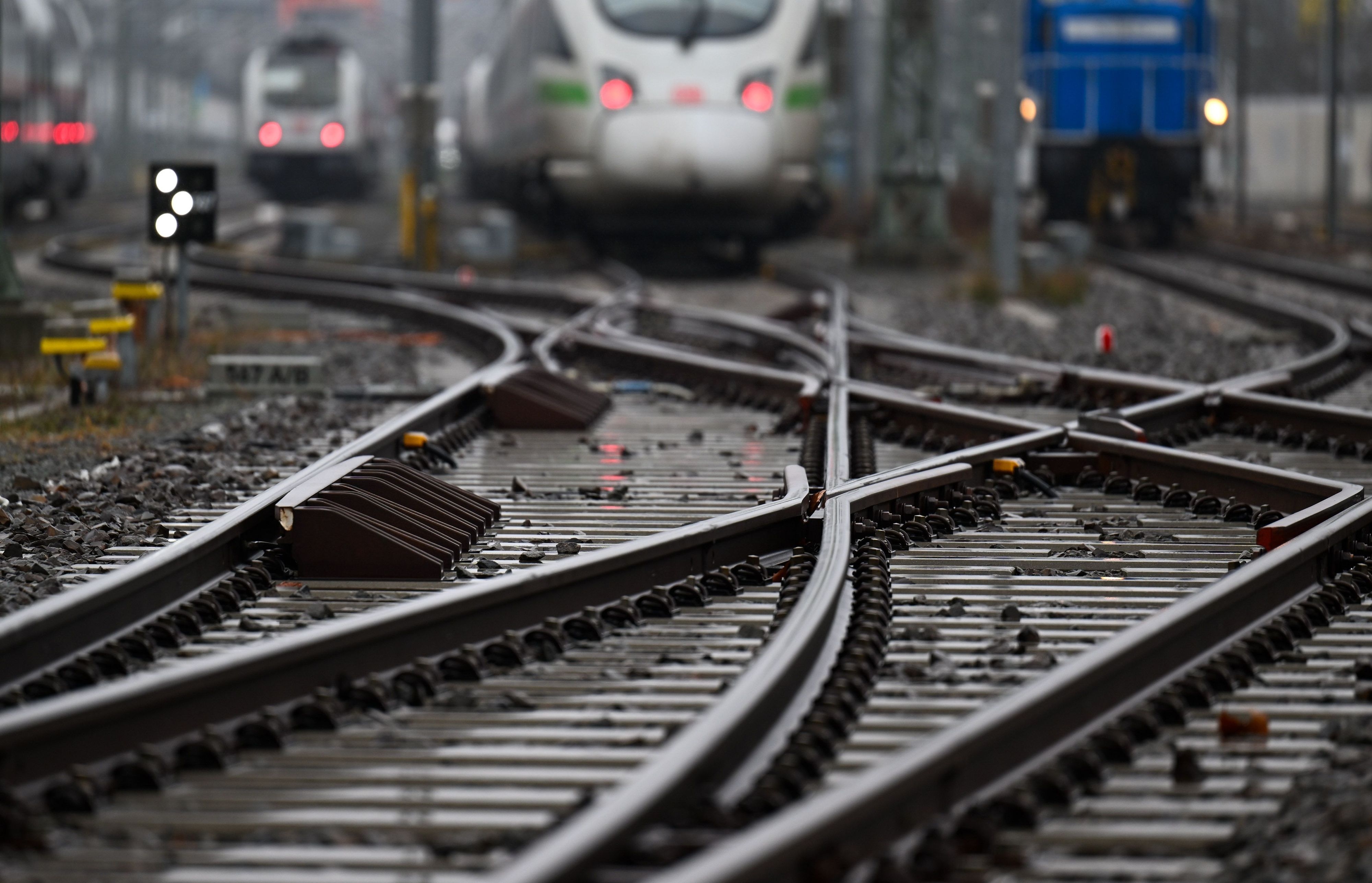 Kinder haben nahe dem Hauptbahnhof Gelsenkirchen Schottersteine auf die Gleise gelegt. (Symbolbild)