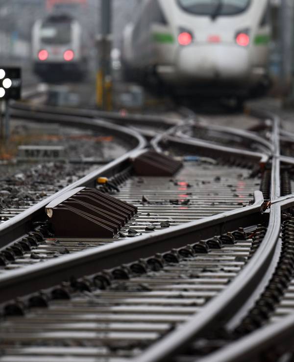 Kinder haben nahe dem Hauptbahnhof Gelsenkirchen Schottersteine auf die Gleise gelegt. (Symbolbild)