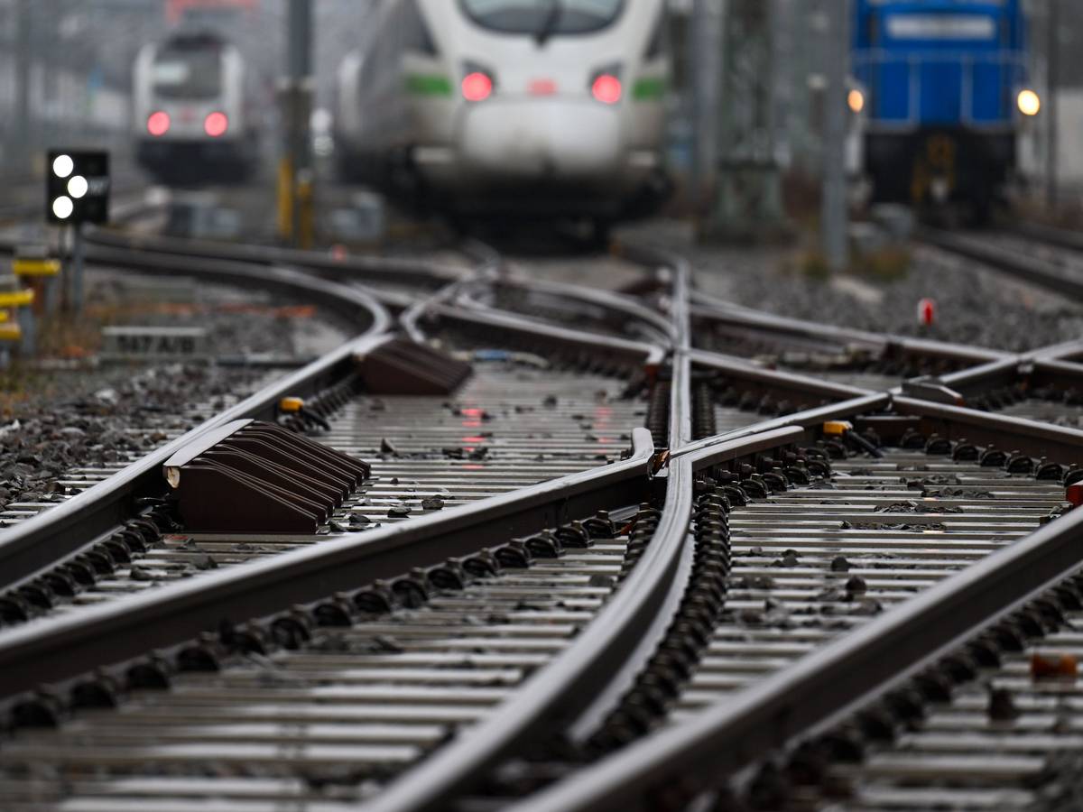 Kinder haben nahe dem Hauptbahnhof Gelsenkirchen Schottersteine auf die Gleise gelegt. (Symbolbild)