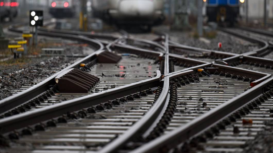 Kinder haben nahe dem Hauptbahnhof Gelsenkirchen Schottersteine auf die Gleise gelegt. (Symbolbild)