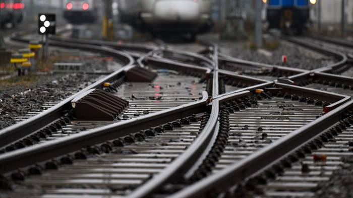 Kinder haben nahe dem Hauptbahnhof Gelsenkirchen Schottersteine auf die Gleise gelegt. (Symbolbild)
