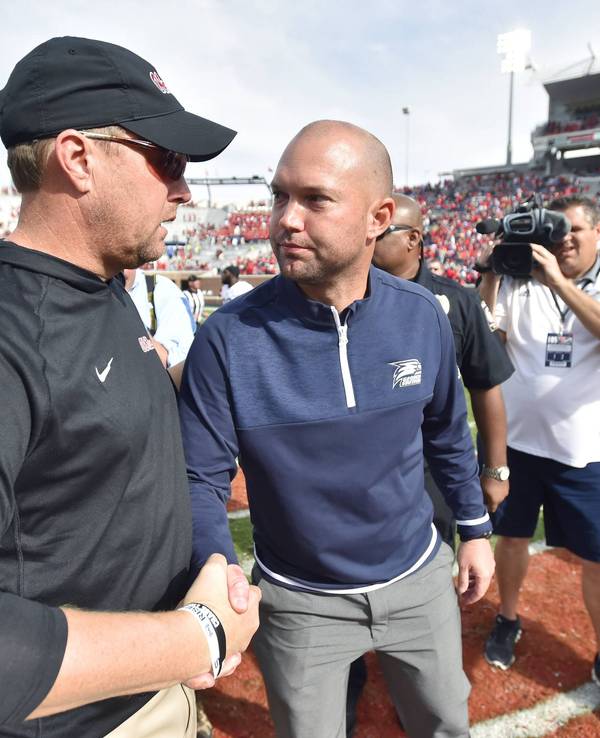 Hugh Freeze und Tyson Summers schütteln sich auf dem Feld die Hände.