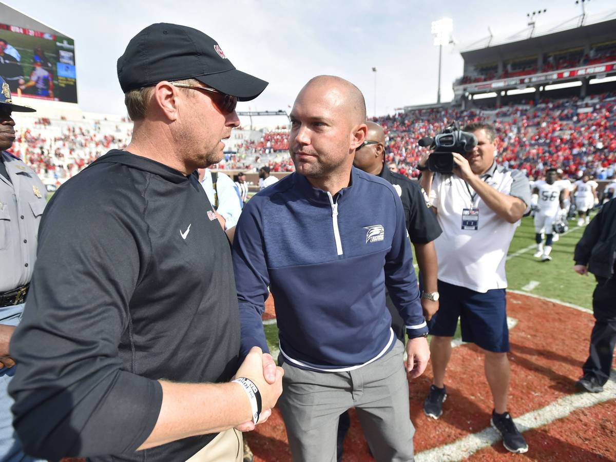 Hugh Freeze und Tyson Summers schütteln sich auf dem Feld die Hände.