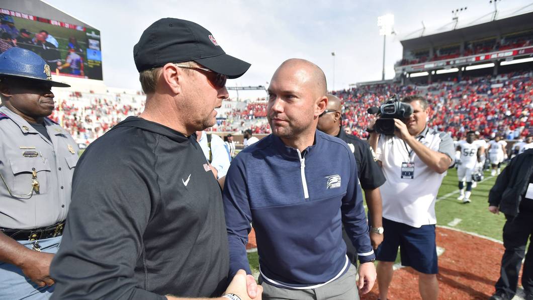 Hugh Freeze und Tyson Summers schütteln sich auf dem Feld die Hände.