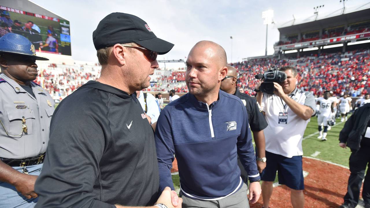 Hugh Freeze und Tyson Summers schütteln sich auf dem Feld die Hände.