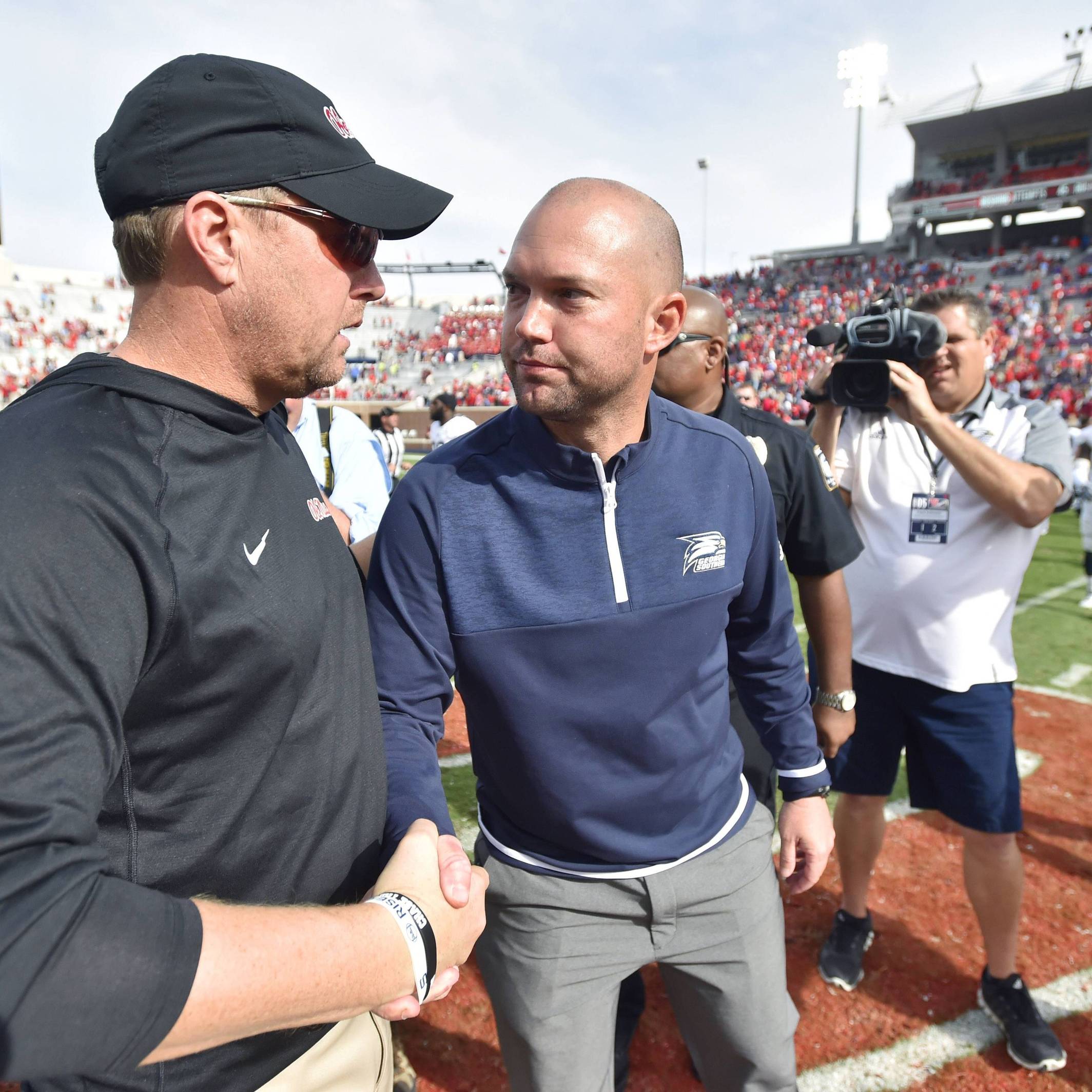 Hugh Freeze und Tyson Summers schütteln sich auf dem Feld die Hände.