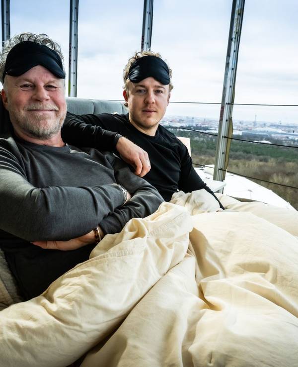 Jenke (links) und sein Sohn Jánik von Wilmsdorff sind beide schlechte Schläfer. Für „JENKE. Experiment. Schlaflos - Wie uns schlechter Schlaf krank macht“ probierte das Duo alles aus, was „der Markt“ hergibt. (Bild: Joyn/Claudius Pflug)