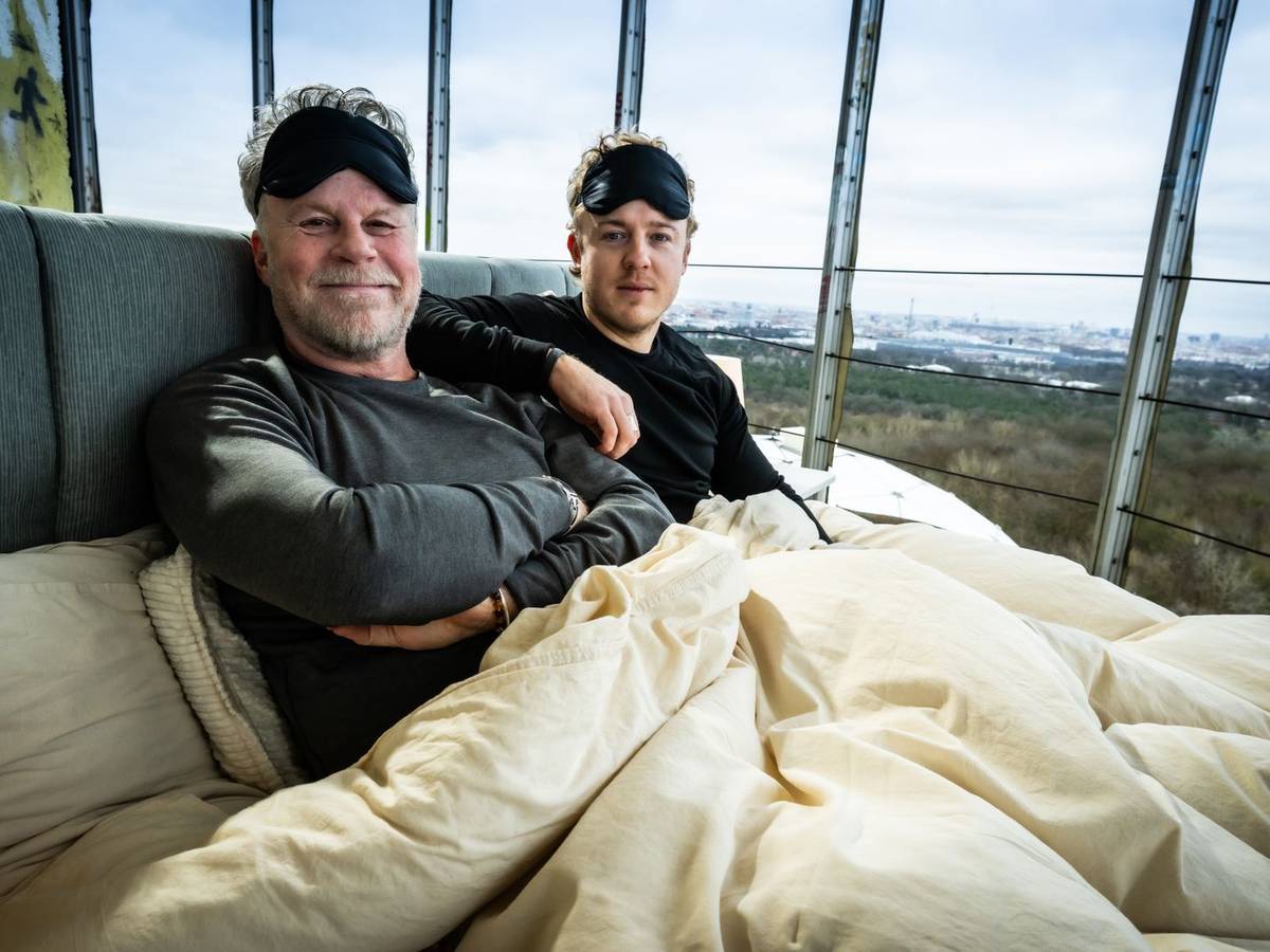 Jenke (links) und sein Sohn Jánik von Wilmsdorff sind beide schlechte Schläfer. Für „JENKE. Experiment. Schlaflos - Wie uns schlechter Schlaf krank macht“ probierte das Duo alles aus, was „der Markt“ hergibt. (Bild: Joyn/Claudius Pflug)