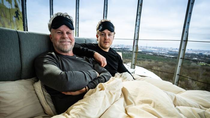 Jenke (links) und sein Sohn Jánik von Wilmsdorff sind beide schlechte Schläfer. Für „JENKE. Experiment. Schlaflos - Wie uns schlechter Schlaf krank macht“ probierte das Duo alles aus, was „der Markt“ hergibt. (Bild: Joyn/Claudius Pflug)