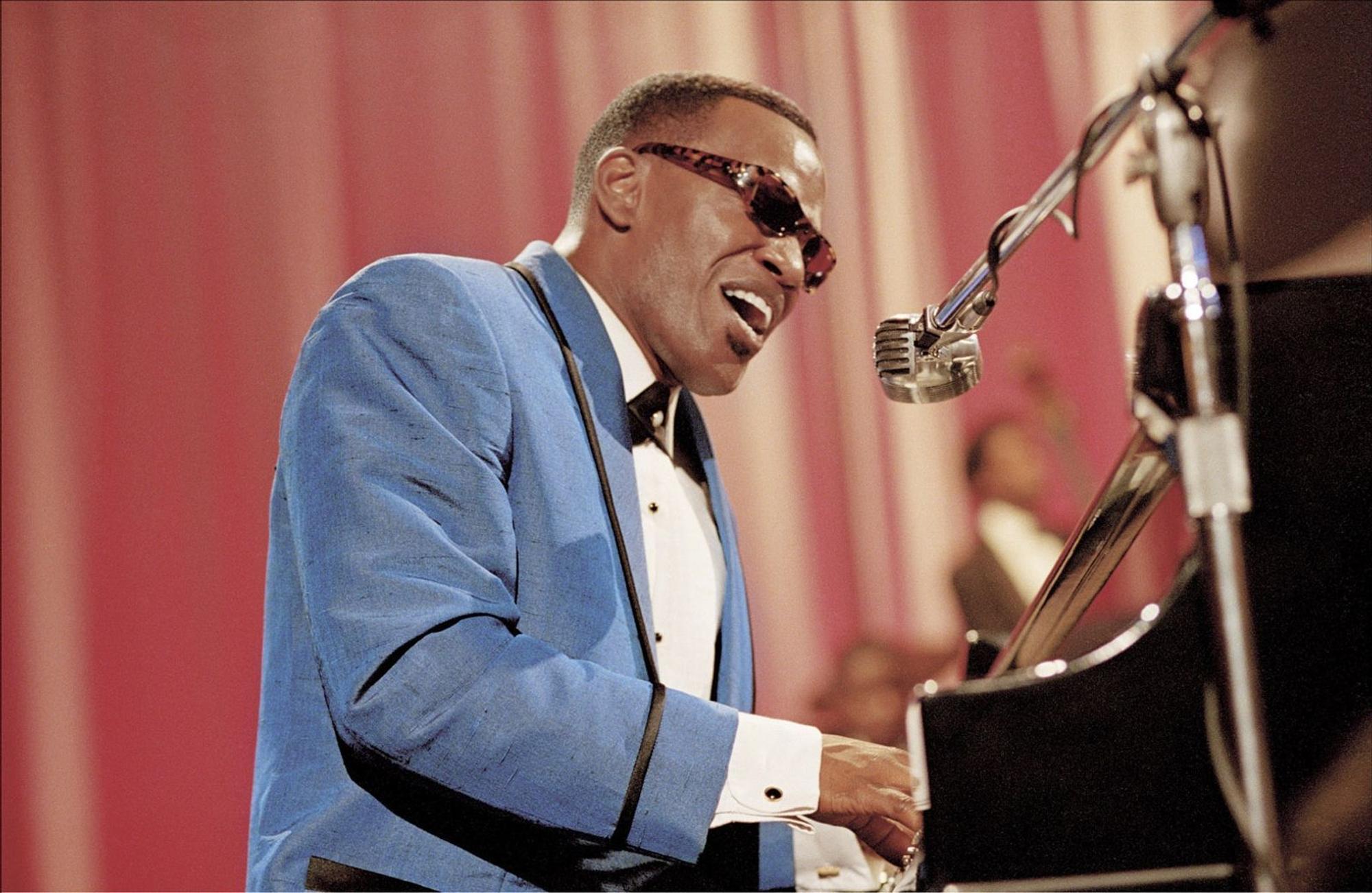 Für seine brillante Darstellung der Soul-Ikone Ray Charles in „Ray“ wurde Jamie Foxx, der selbst in die Tasten griff, mit einem Oscar ausgezeichnet. (Bild: Universal)
