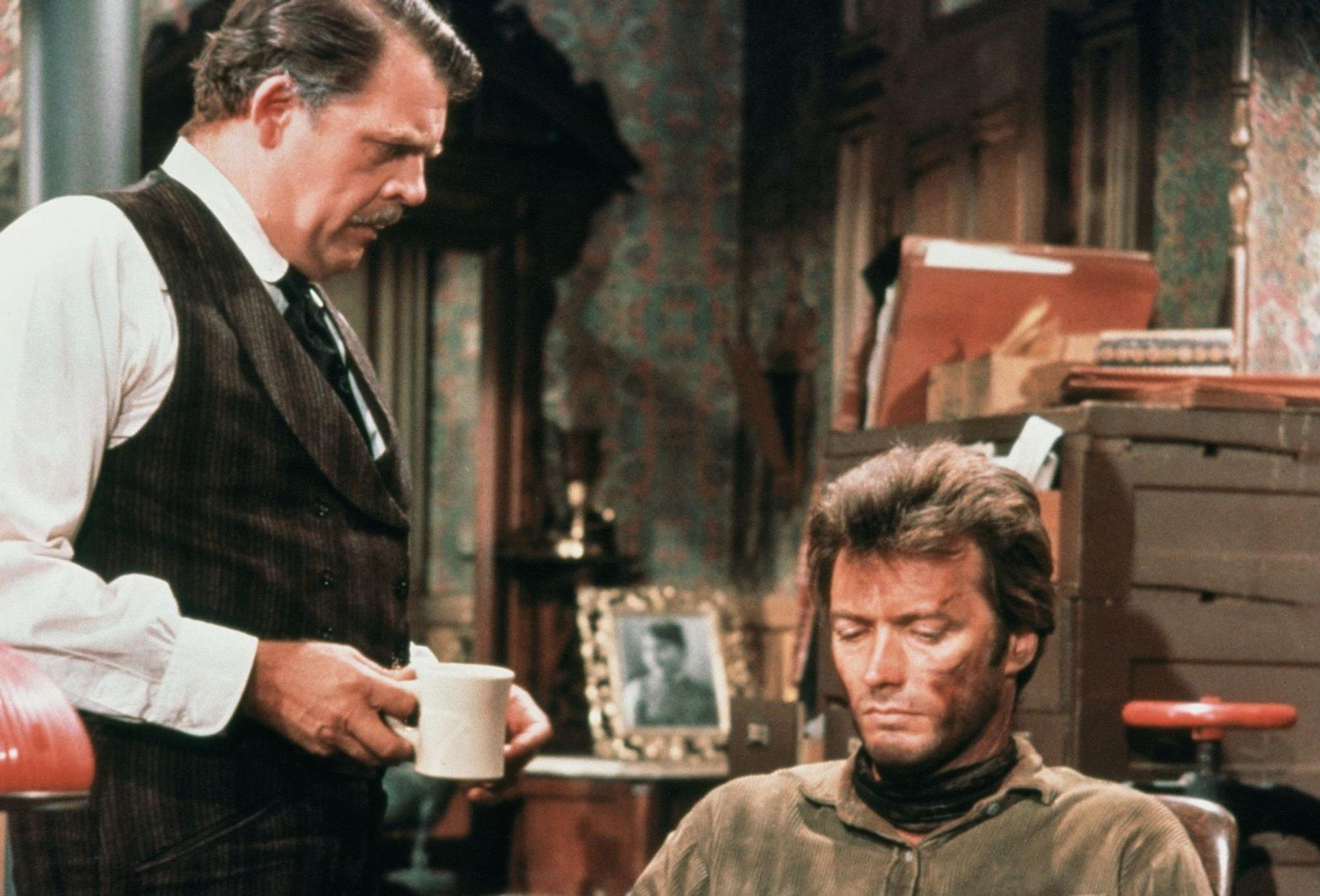 Richter Fenton (Pat Hingle, rechts) bietet Jed Cooper (Clint Eastwood) an, Deputy Marshal zu werden. (Bild: ARD / Degeto)