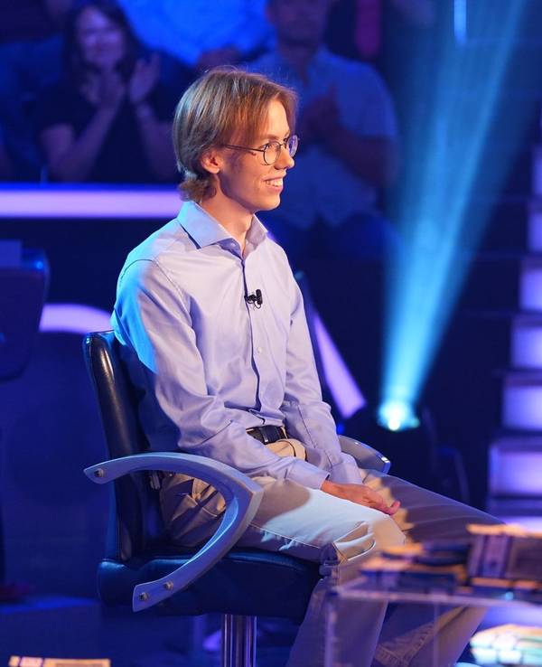 Mit Parkettboden kennt sich Marco Schwarz nur bedingt aus. (Bild: RTL / Stefan Gregorowius)