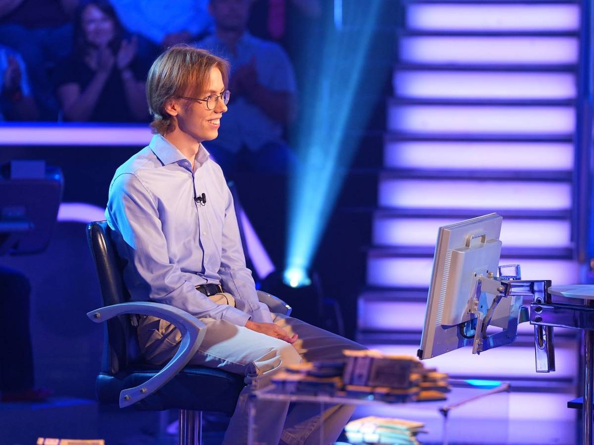 Mit Parkettboden kennt sich Marco Schwarz nur bedingt aus. (Bild: RTL / Stefan Gregorowius)