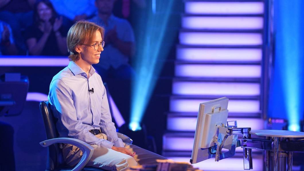 Mit Parkettboden kennt sich Marco Schwarz nur bedingt aus. (Bild: RTL / Stefan Gregorowius)