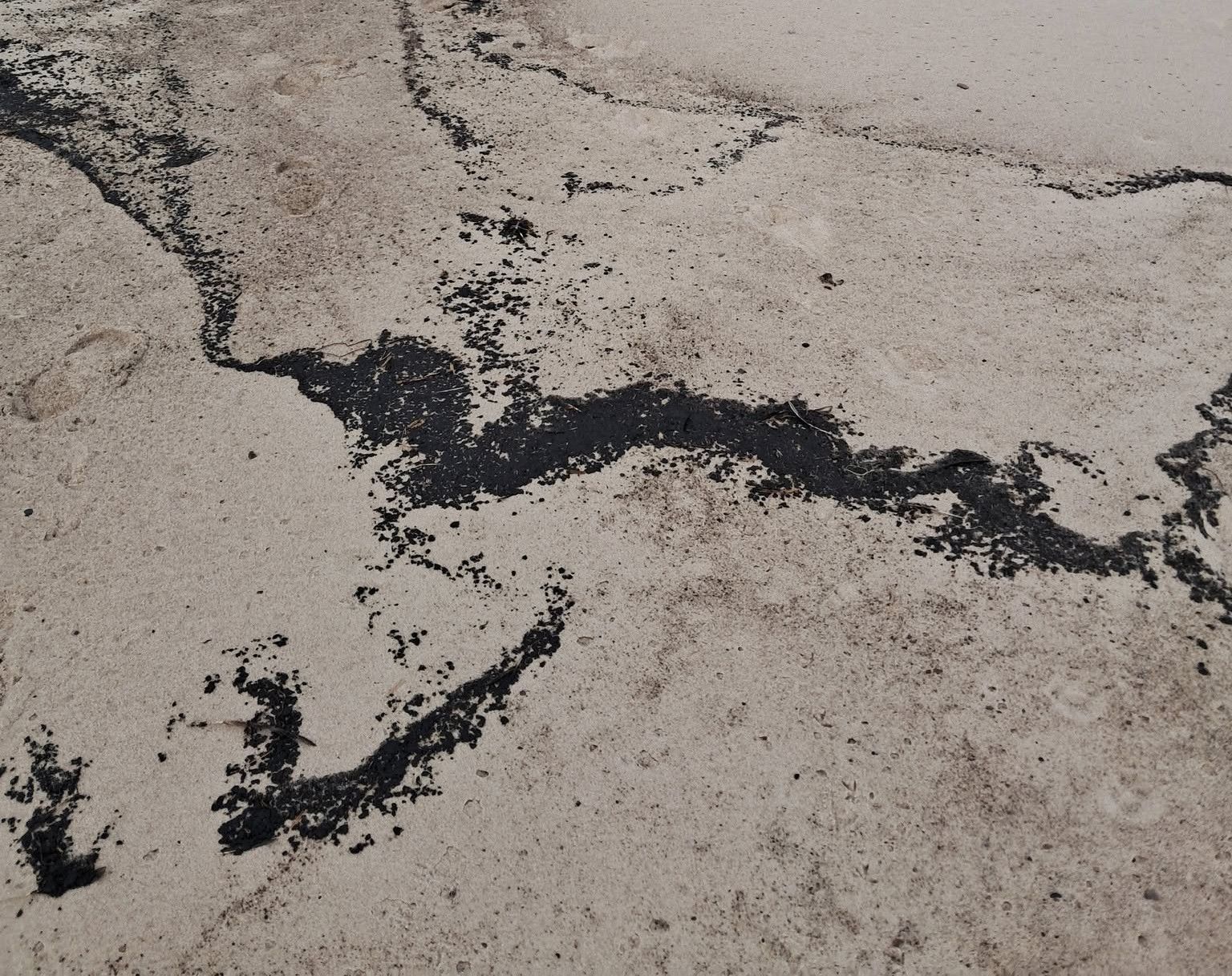 Schwarze Klumpen am polnischen Ostseestrand: Was genau da angespült wurde, kann nicht einmal ein Labor sagen.