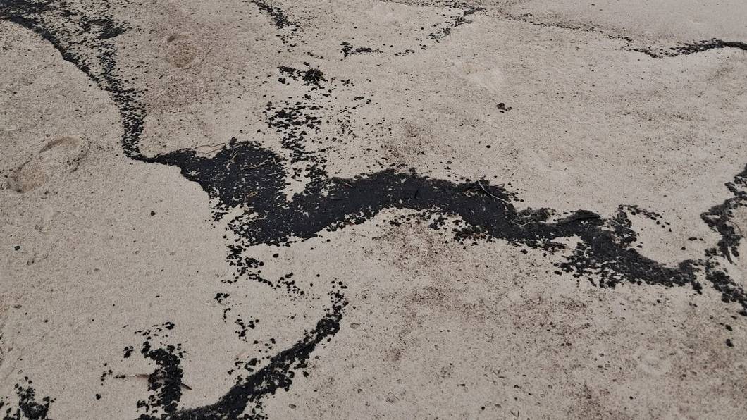 Schwarze Klumpen am polnischen Ostseestrand: Was genau da angespült wurde, kann nicht einmal ein Labor sagen.